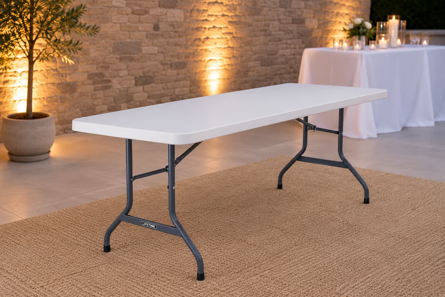 Table rectangulaire disponible à la location pour mariage, anniversaire et réception