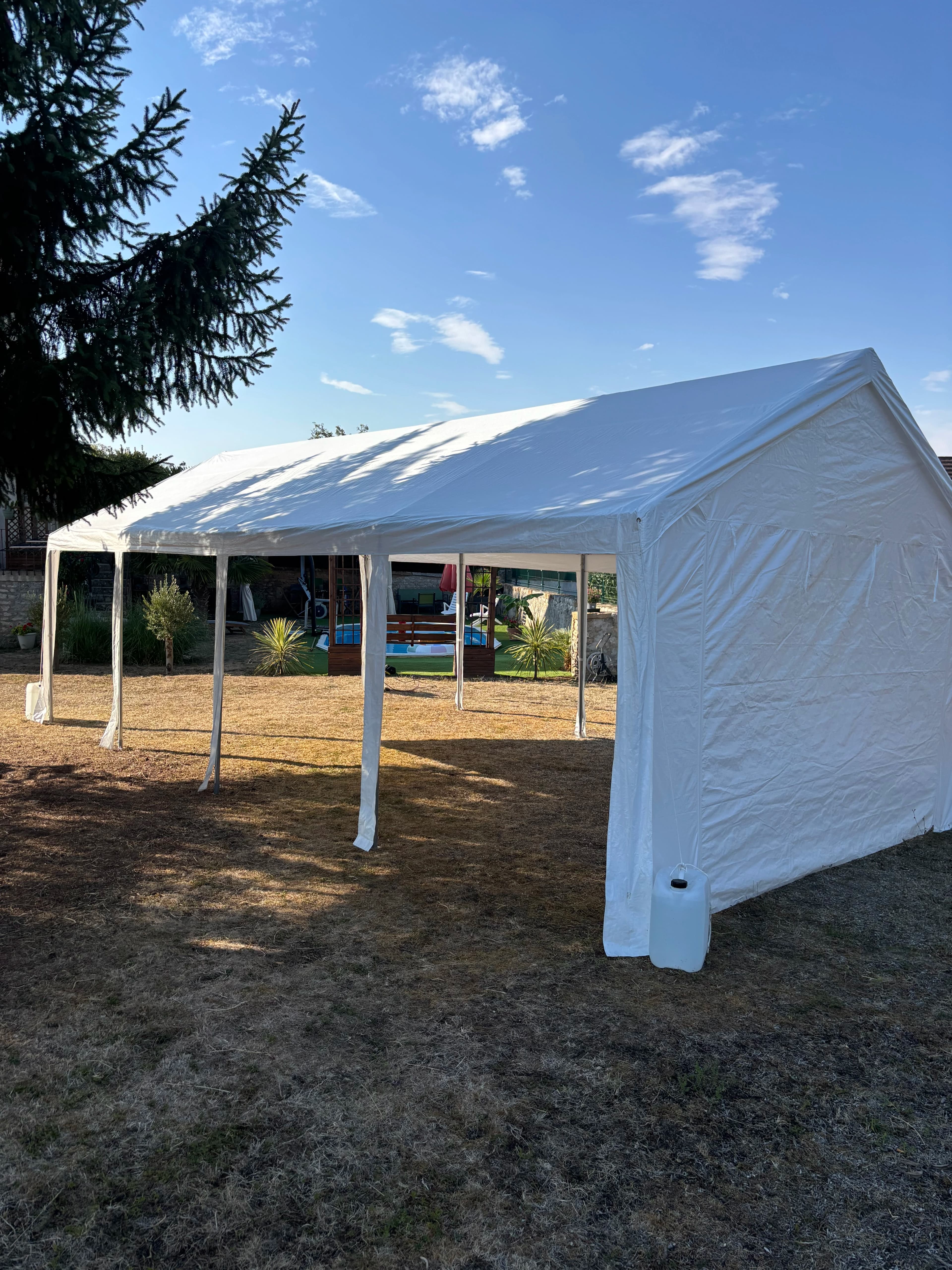 Tente 4 par 8 mètres installée pour mariage, réception et événement extérieur